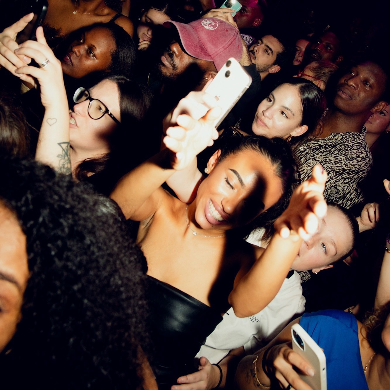 girls having fun to afrohouse sounds at birdy brussels nightclub