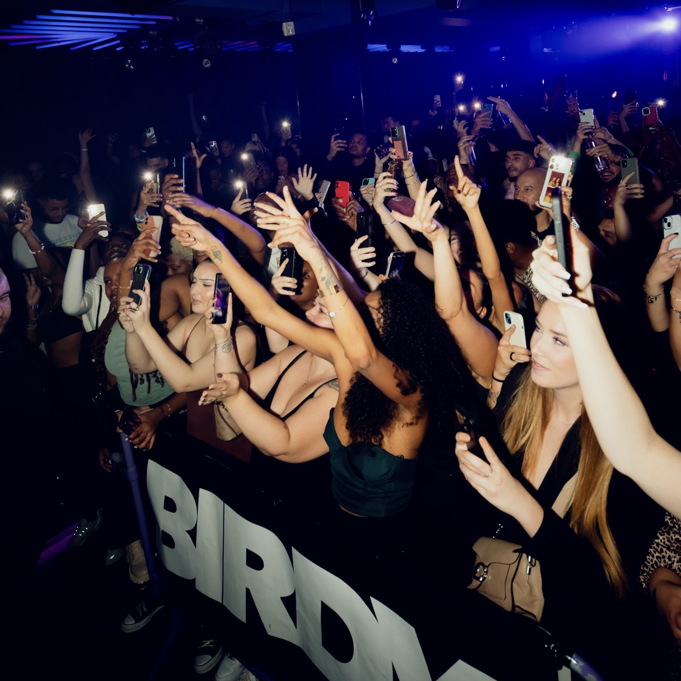 girls having fun to afrohouse sounds at birdy brussels nightclub